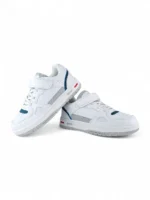 tenis casual para niño con velcro y banda elástica en color blanco con gris marca Titinos