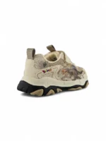Tenis Dinosaurio Beige para niño con diseño divertido, suela antideslizante y gran comodidad marca Titinos referencia 6974-97.