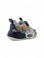 Tenis Dinosaurio Gris para niño con diseño divertido, suela antideslizante y gran comodidad marca Titinos referencia 6977-95.